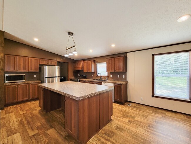 Building Photo - 10754 Lake Shore Dr