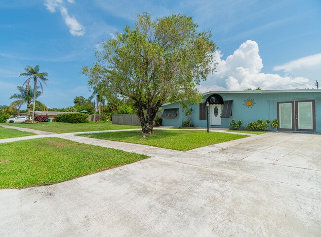 Building Photo - 170 Banyan Dr