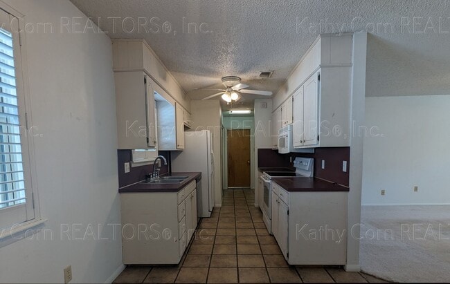 Building Photo - Two Bedroom Home