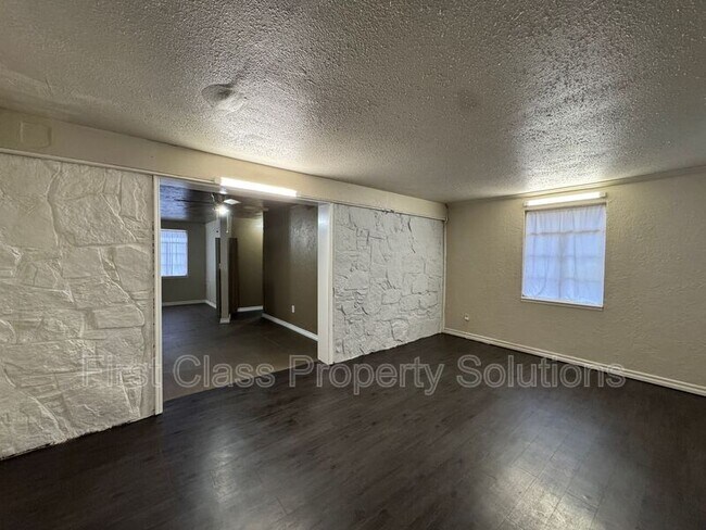 Building Photo - 3808 SE 15th St