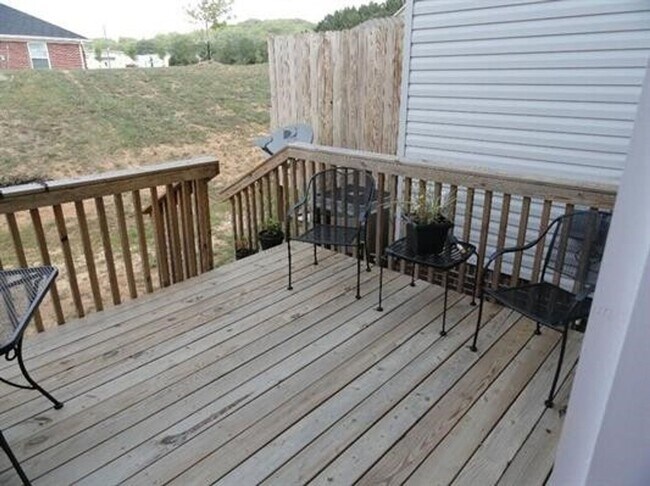 Building Photo - **REDUCED ** BEAUTIFUL TOWNHOME/APARTMENT