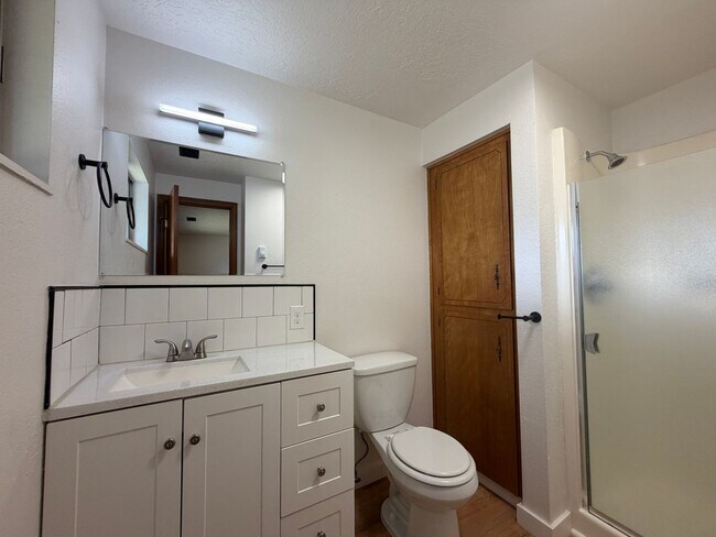Building Photo - 3 Bedroom 2 Bath Single Family House