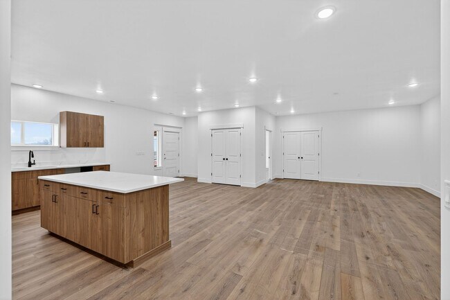 Building Photo - L199ER