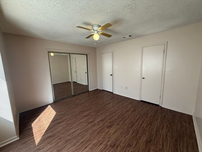 Building Photo - 2BD 1.5BA TOWNHOUSE WITH WATER INCLUDED