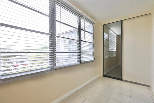 Building Photo - 2821 Somerset Dr