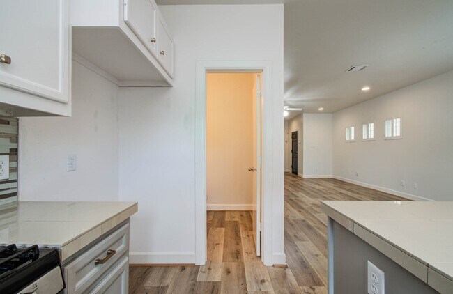 Building Photo - 624 E 39th St