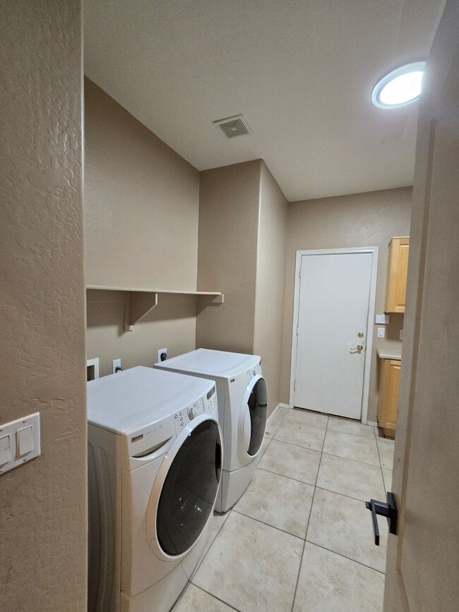 Building Photo - 3 Bedroom, 2 Bath with Den Available Now!