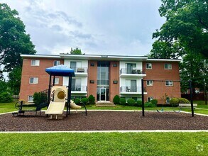 Building Photo - Spacious 2-Bedroom Apartments at Groesbeck...