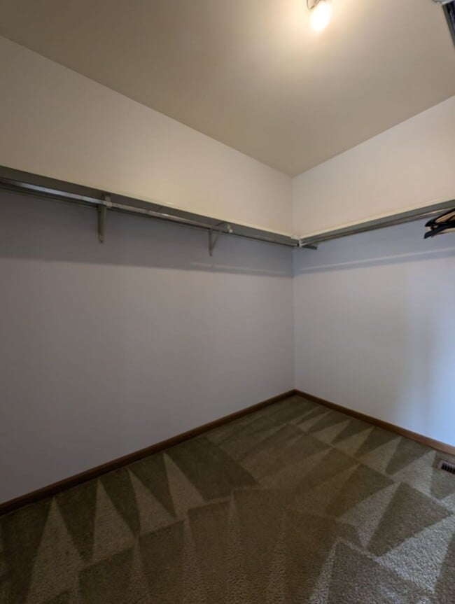 Building Photo - 9200 Drummond Dr