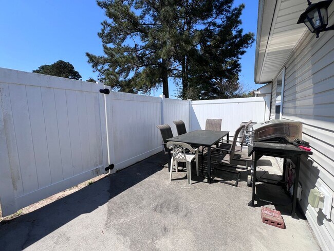 Building Photo - Fantastic 2 bedroom 2 bath townhome