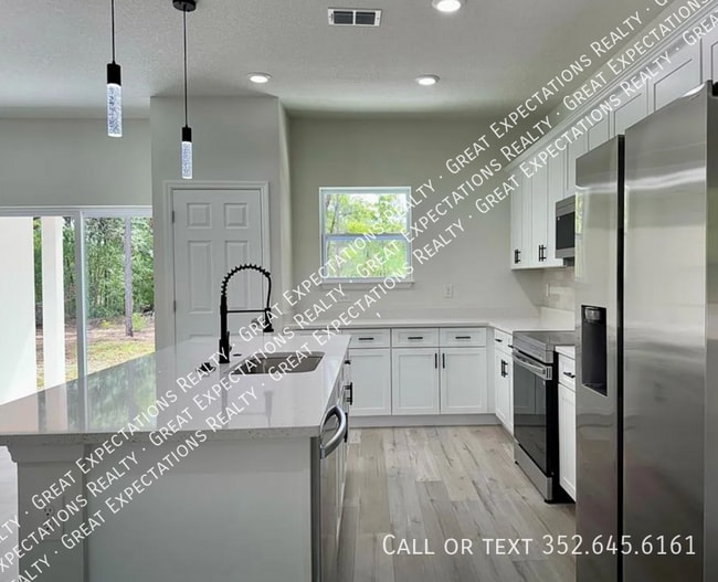 Building Photo - 646 W Homeway Loop