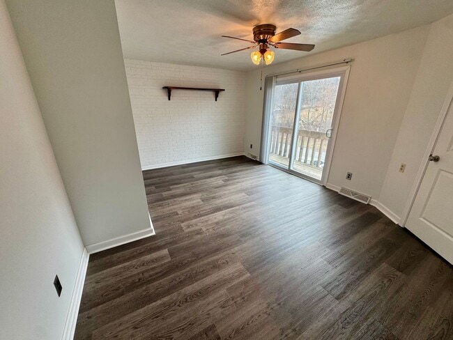 Building Photo - Charming 2 Bed 1.5 Bath in Gibsonia!