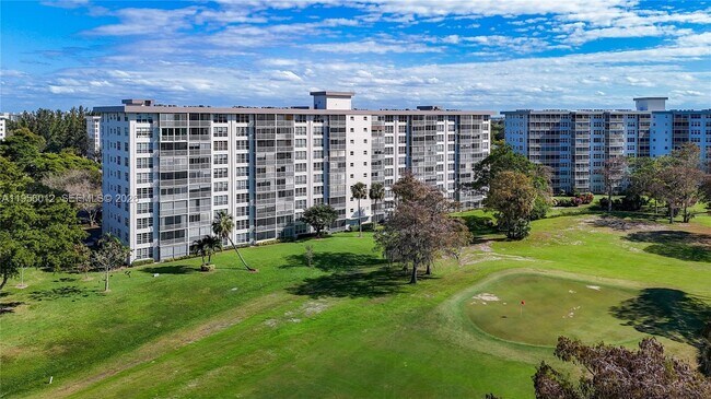 Building Photo - 605 Oaks Dr