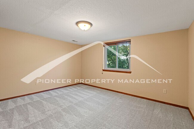 Building Photo - 5 bed/3 bath Main-Level Living with Design...