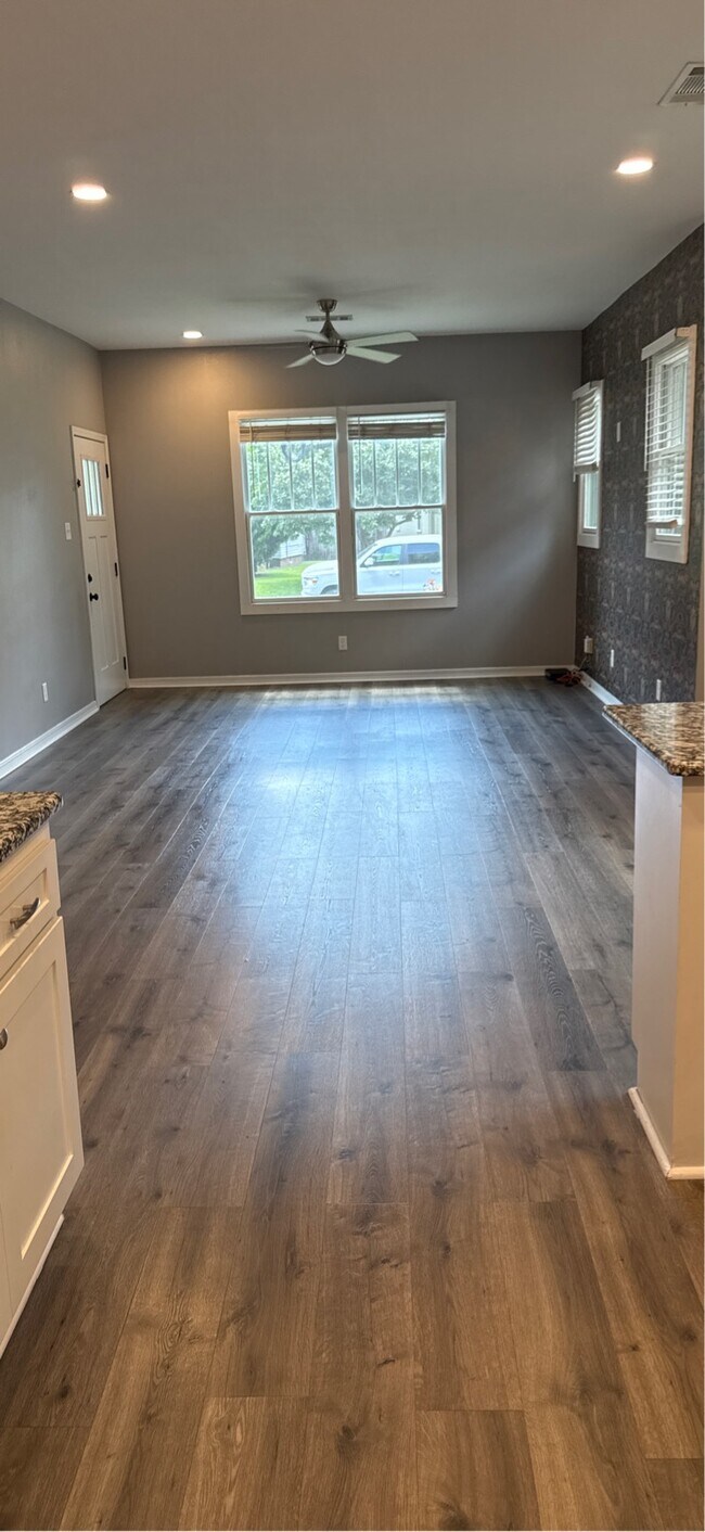 Building Photo - 124 Melrose Cir