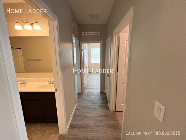Building Photo - 10453 E Cliffrose Ln