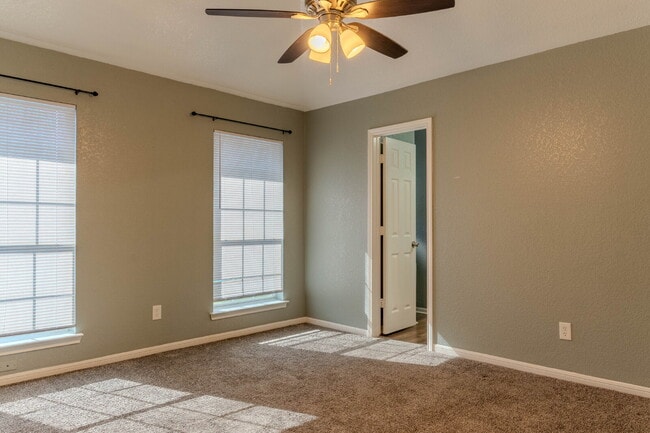 Building Photo - "Charming and Spacious 1,575 Sq Ft Home with 3-Bedroom Retreat with 2 Full Baths!"