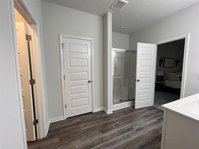 Building Photo - Beautiful 4-Bedroom Home with Office, Bonu...
