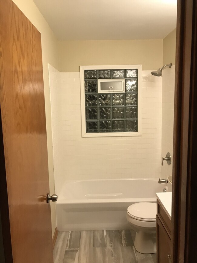 Building Photo - Ready to go 4 Bedroom 2 Bath Home in South...