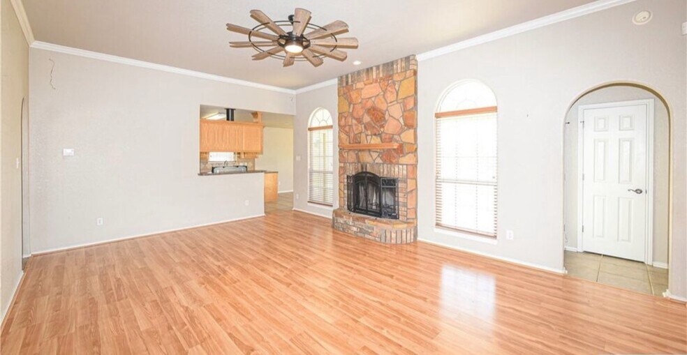 Building Photo - 2501 Lindsey Dr