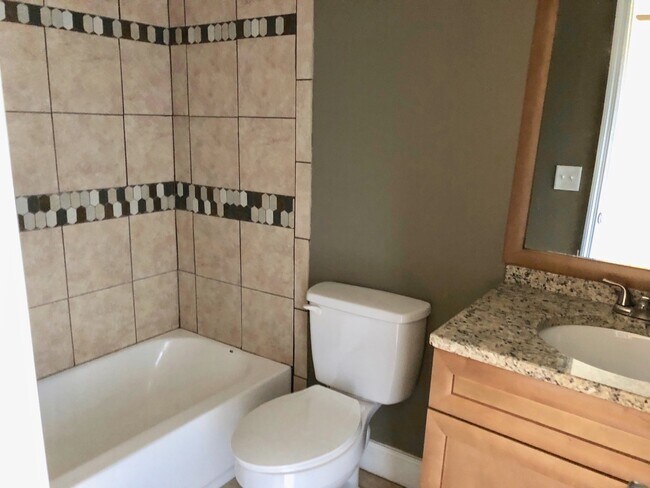 Building Photo - 4 Bedroom 2.5 Bath House in North Central - Downtown Charleston