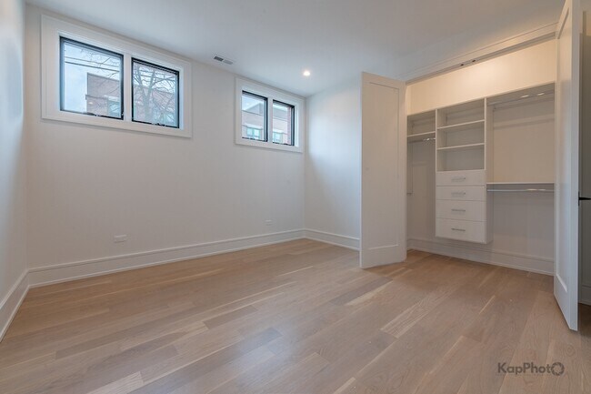 Building Photo - 901 W Cullerton St