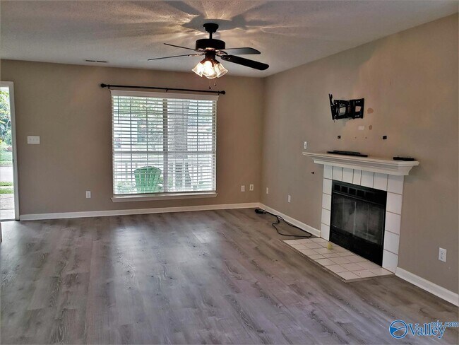 Building Photo - 110 SW Brushcreek Dr