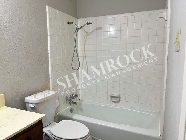 Building Photo - Convenient location close to shopping and Hwy 6!