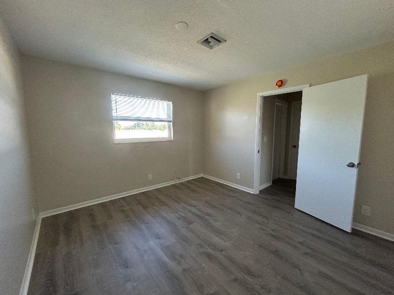 Building Photo - 1611 Green Ln