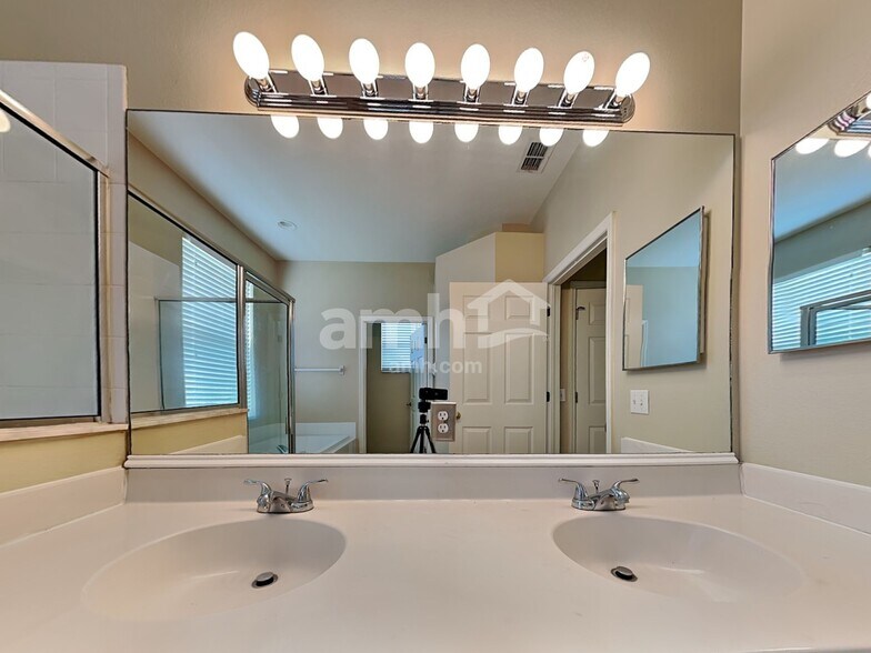 Building Photo - 2804 Spring Meadow Dr