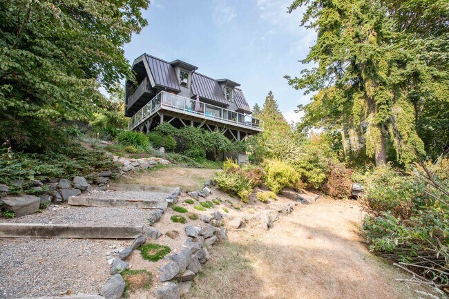 Building Photo - Dream Home in a Park Like Setting!!