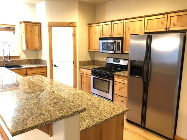 Building Photo - Great 3 Bedroom SW Bend Single Family Home