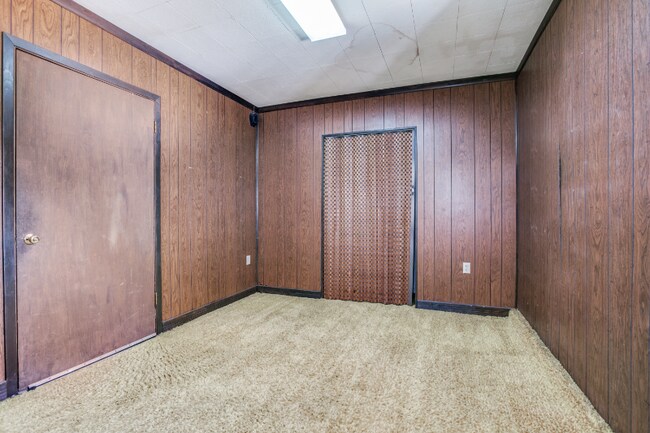 Building Photo - 1312 E Spring Valley Rd
