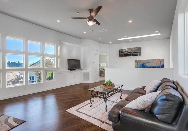 Building Photo - 28548 Meadow Glen Way W