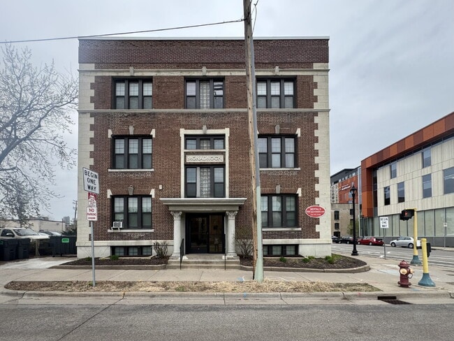 Building Photo - "Charming 410 Sq Ft Studio in the Heart of Minneapolis – Ideal Urban Living!"