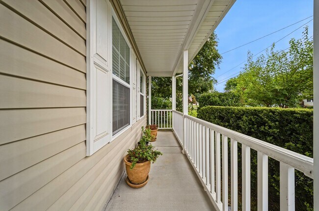 Building Photo - LARGE 4 BEDROOM HOME NEAR MILITARY BASE AND BAY