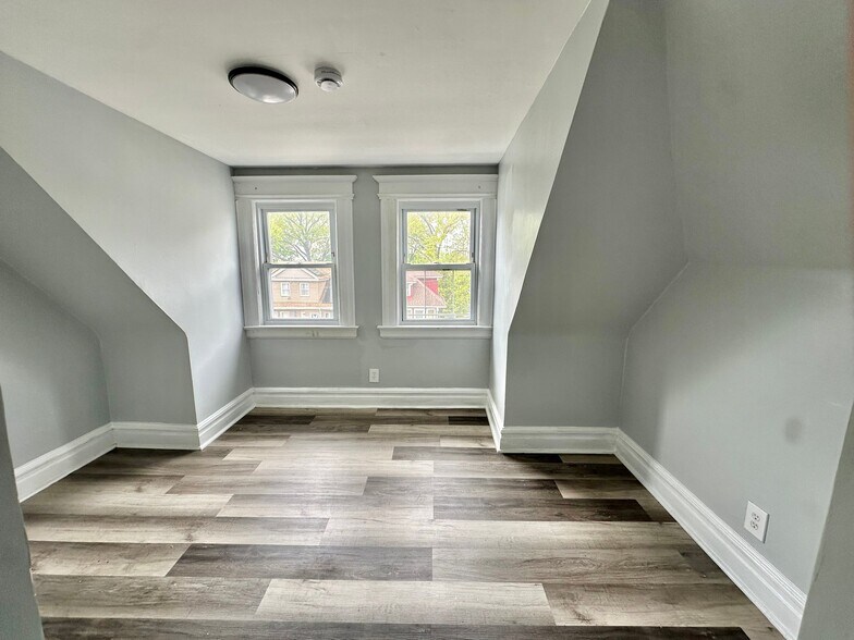 Building Photo - 1048 Grove St