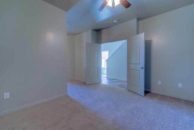 Building Photo - 4 Bedroom End Unit in Sienna Hills! Small Dog Friendly!