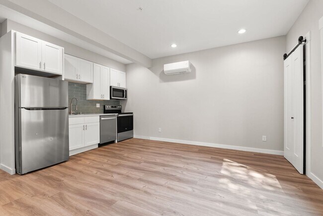Building Photo - 717 W Spofford Ave