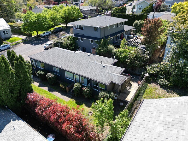 Building Photo - 13-15 SW Bancroft St