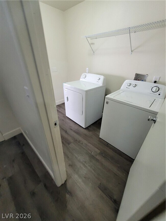 Building Photo - 3412 Townhouse Dr