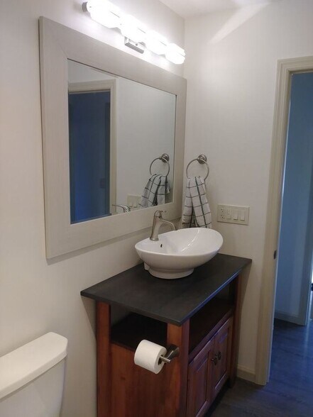 Main Bathroom - 150 Franklin Rd