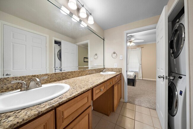 Building Photo - 2255 Braeswood Park Dr