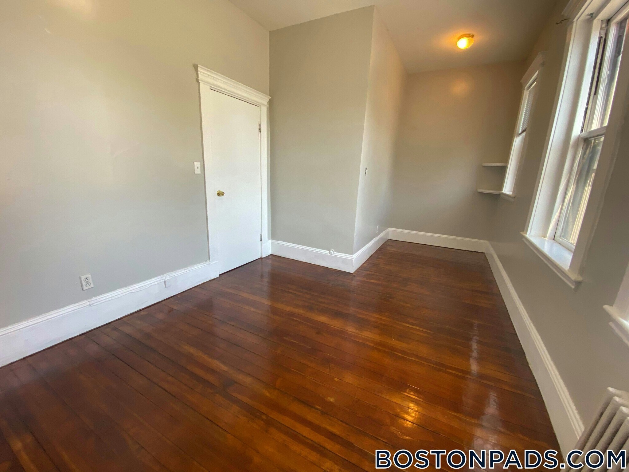 Building Photo - 447 Park Dr