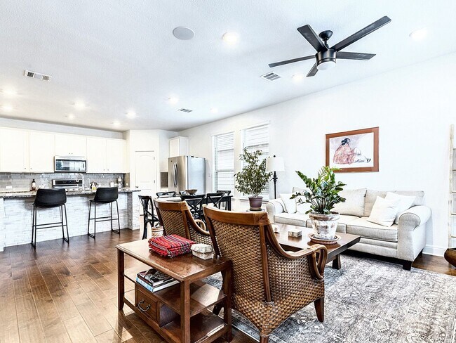 Building Photo - Beautiful and Contemporary 3 BR / 2.5 BA H...