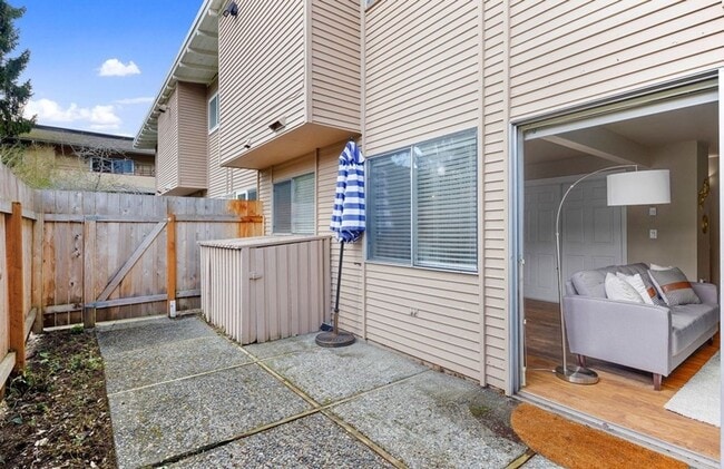 Building Photo - 3 Bed, 1.5 Bath, Remodeled Townhome is Ava...