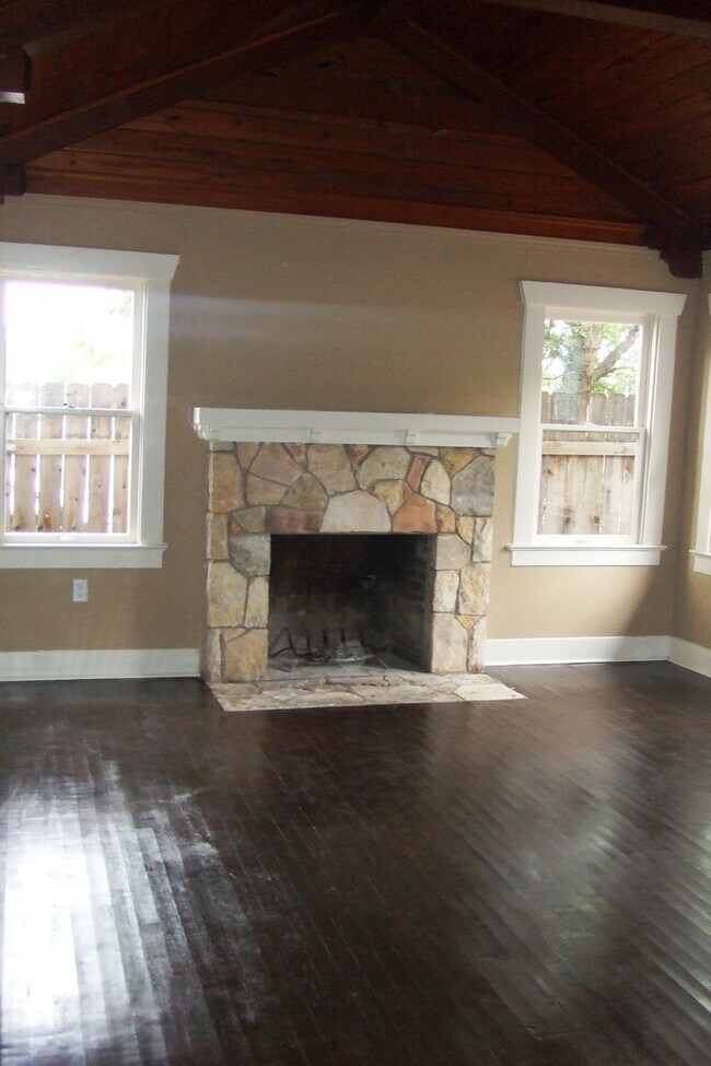 Building Photo - 700 E 45th St