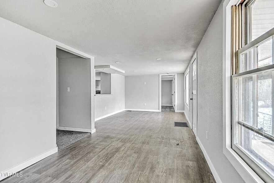 Building Photo - 1570 Granby Rd