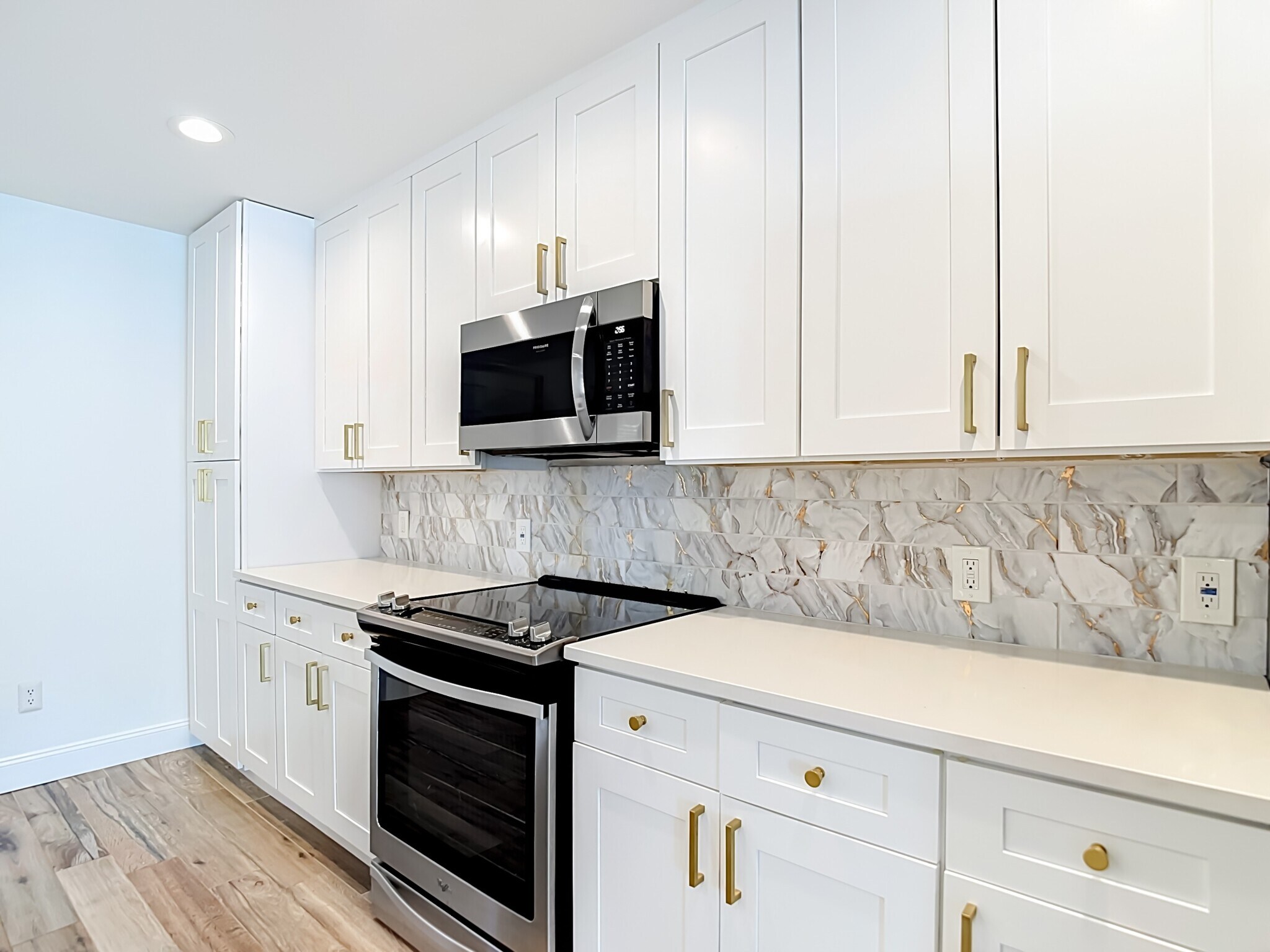 Building Photo - 8733 Bay Pointe Dr