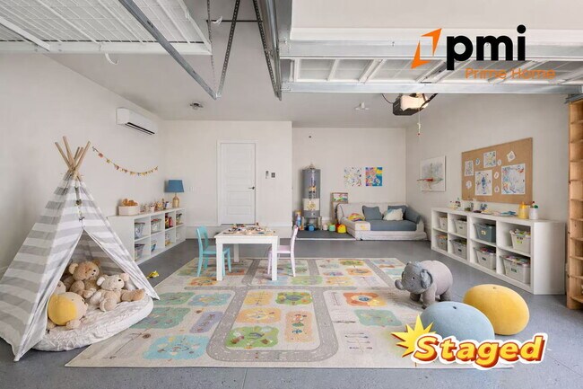 Building Photo - "Spacious Elegance Awaits: 5-Bedroom Home with 3.5 Baths in Winter Garden"